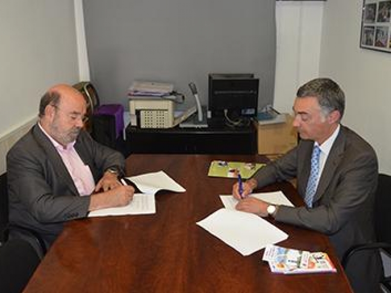 Eix Comercial SANT MARTÍ i el BBVA firman un convenio de colaboración. (1)