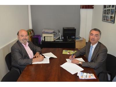 L’Eix Comercial Sant Martí i el BBVA signan un conveni de col·laboració.